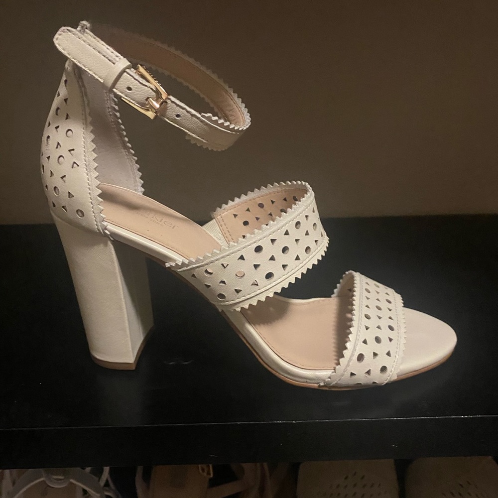 Just like new, leather heels, comfortable! True color off-white.